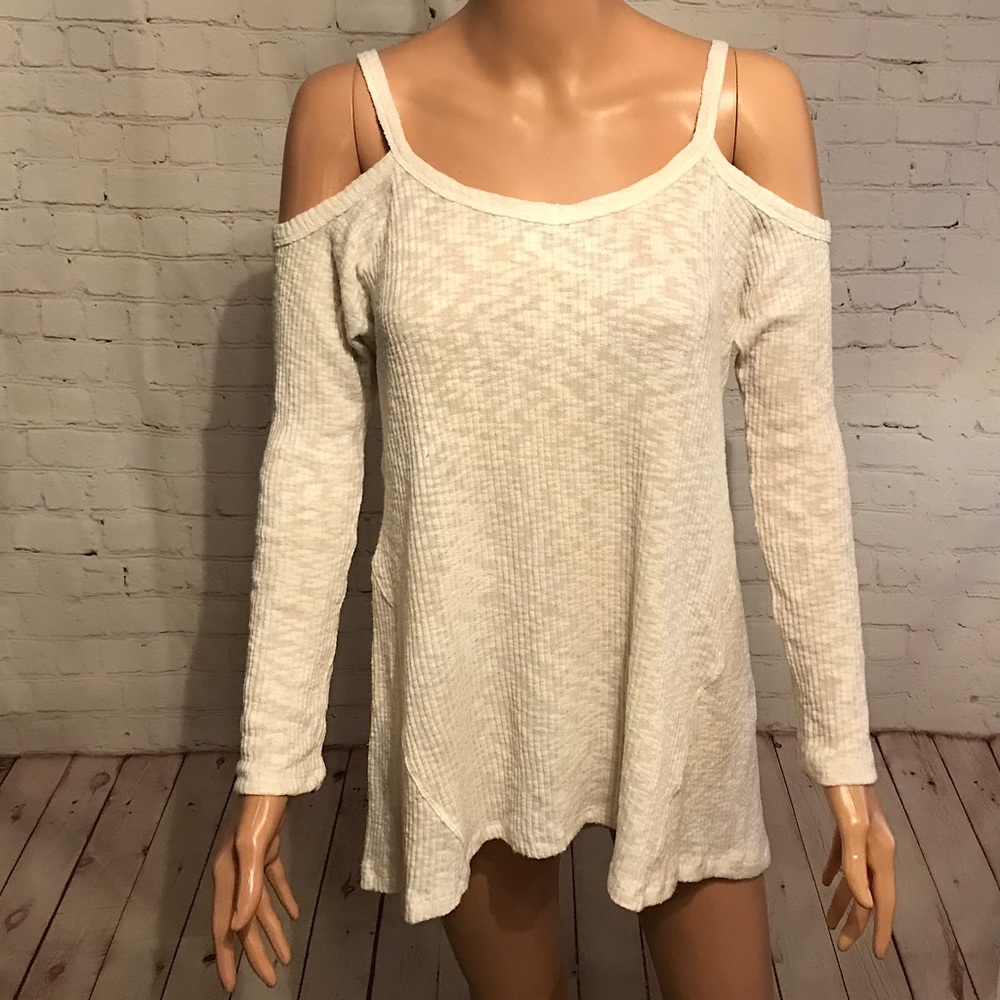 Anthropologie Illa Illa cream colored shoulder cut out top boho size large